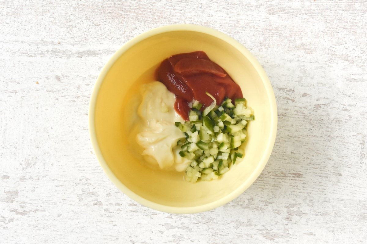Disponemos los ingredientes de la salsa mil islas en un cuenco