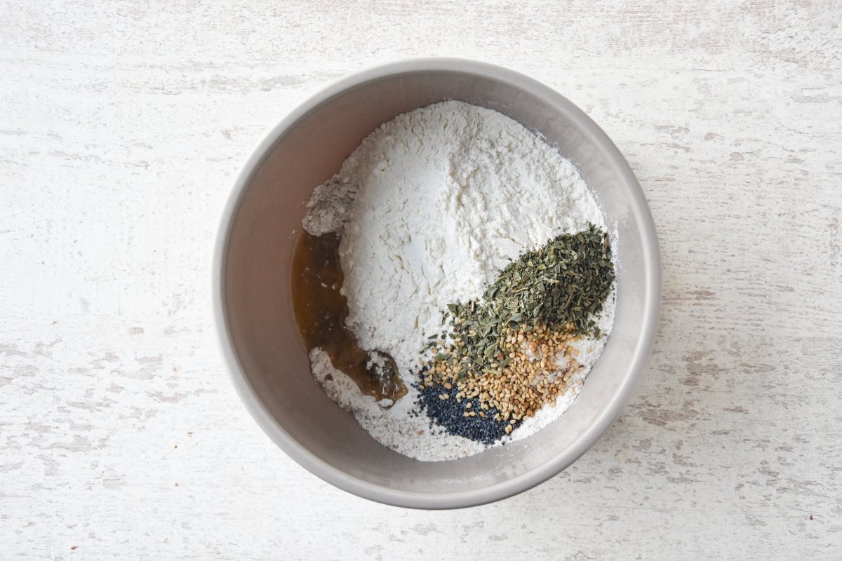 Disponemos los ingredientes de los crackers en un bol