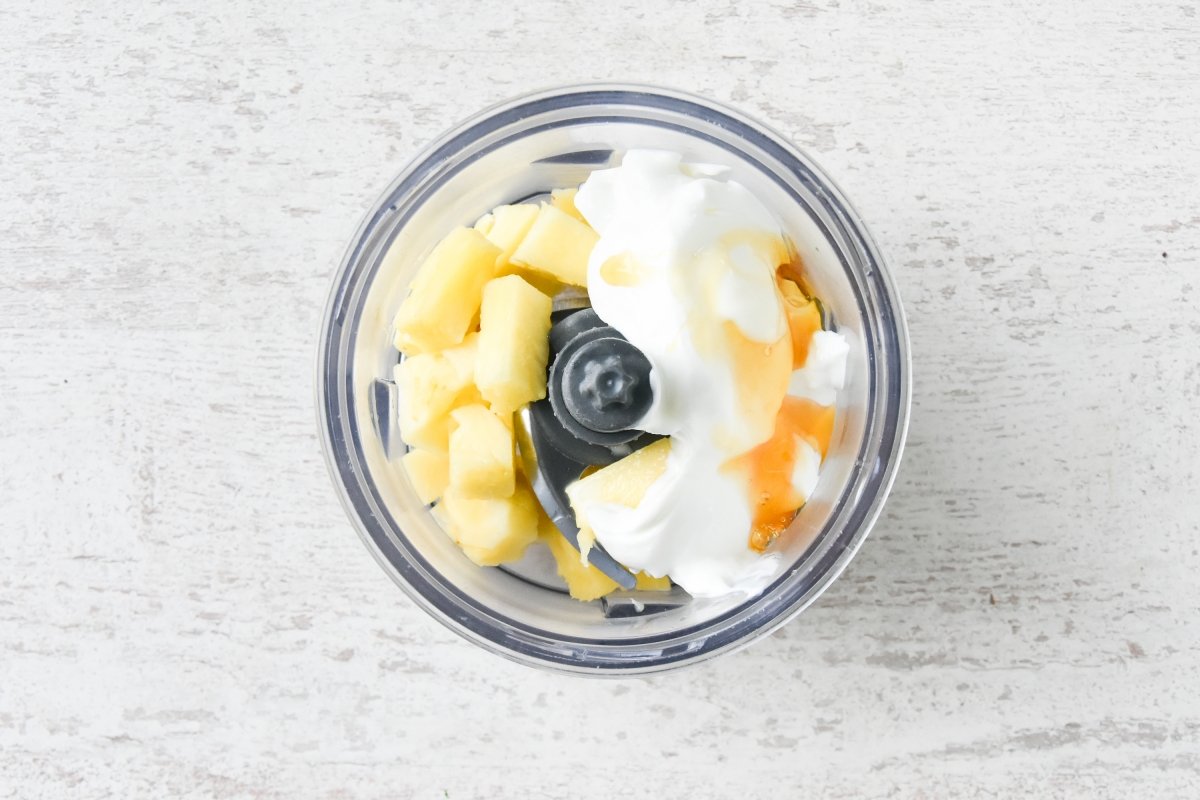 Disponemos los ingredientes de los polos de piña en el vaso triturador