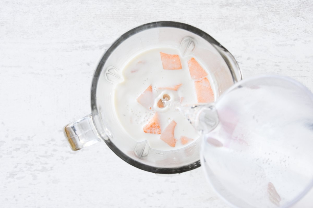 Disponemos los ingredientes del agua de melón en el vaso triturador