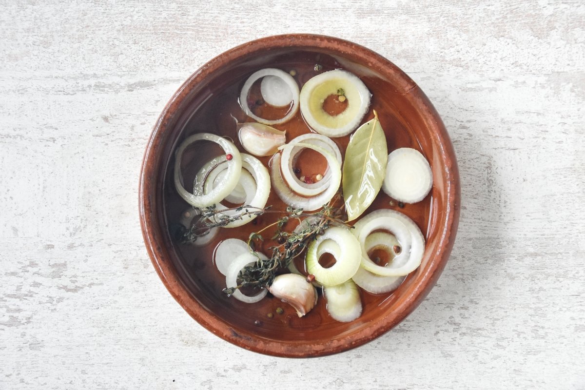 Disponemos los ingredientes del escabeche en la cazuela