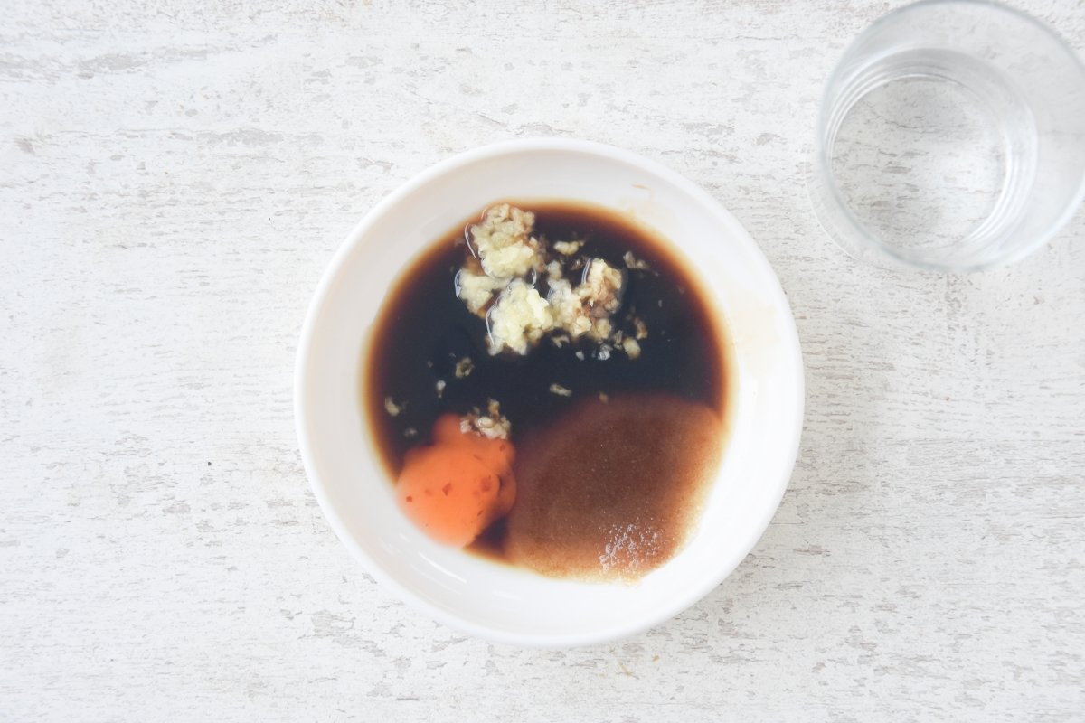 Disponemos los ingredientes del Nuoc Cham en un cuenco