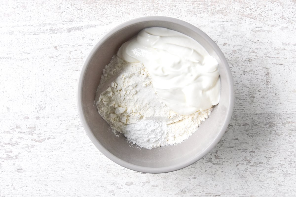 Disponemos los ingredientes del pan de yogur en un cuenco