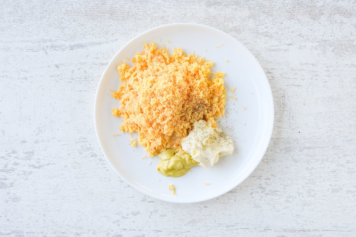 Disponemos los ingredientes del relleno en un plato