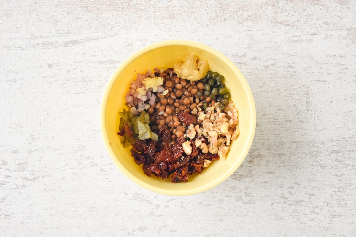 Disponemos los ingredientes del tartar en un cuenco