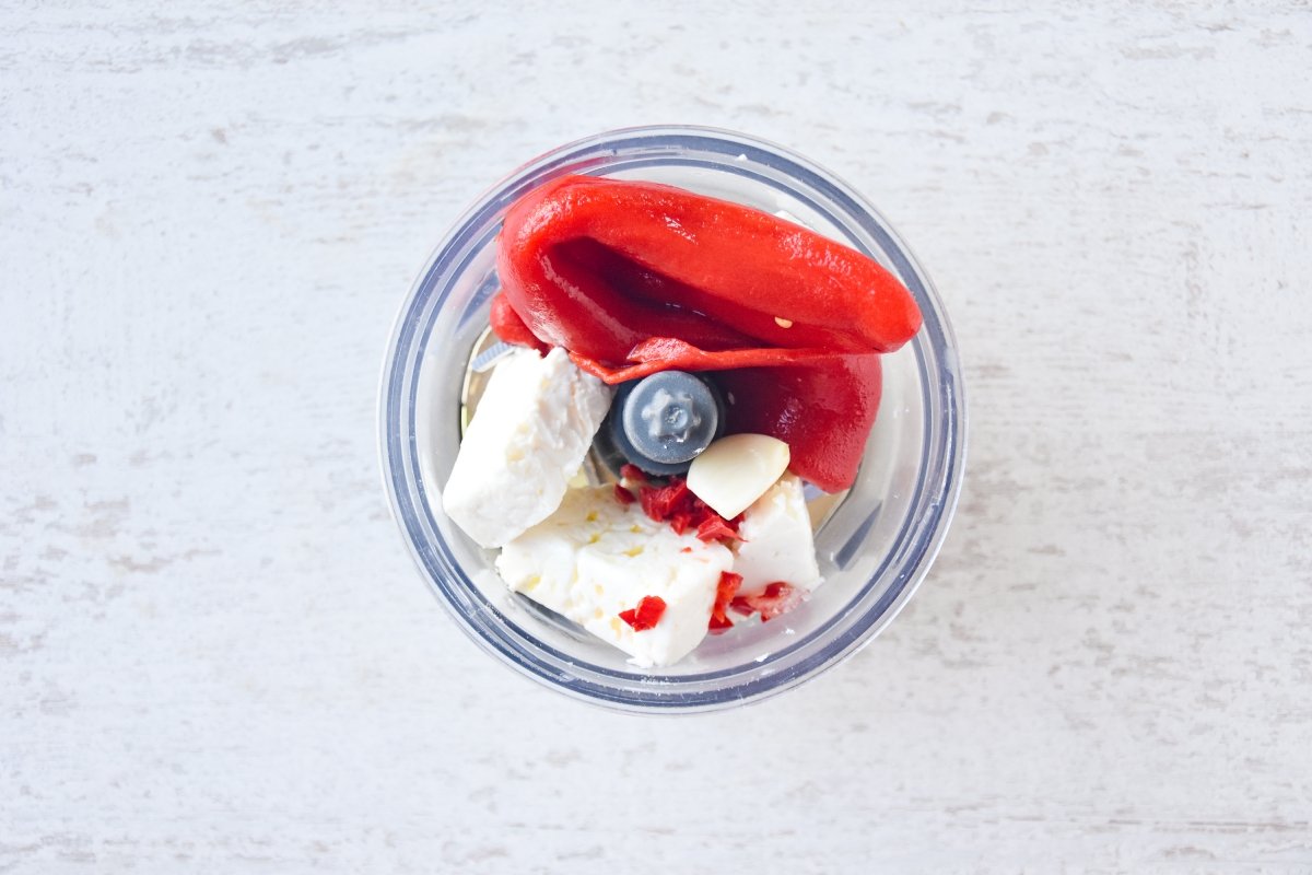 Disponemos los ingredientes del tirokafteri en el vaso triturador