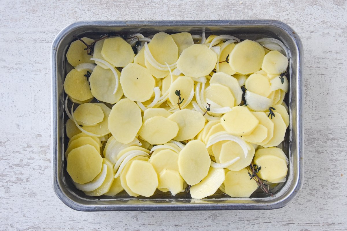 Disponemos los ingredientes en la bandeja de horno