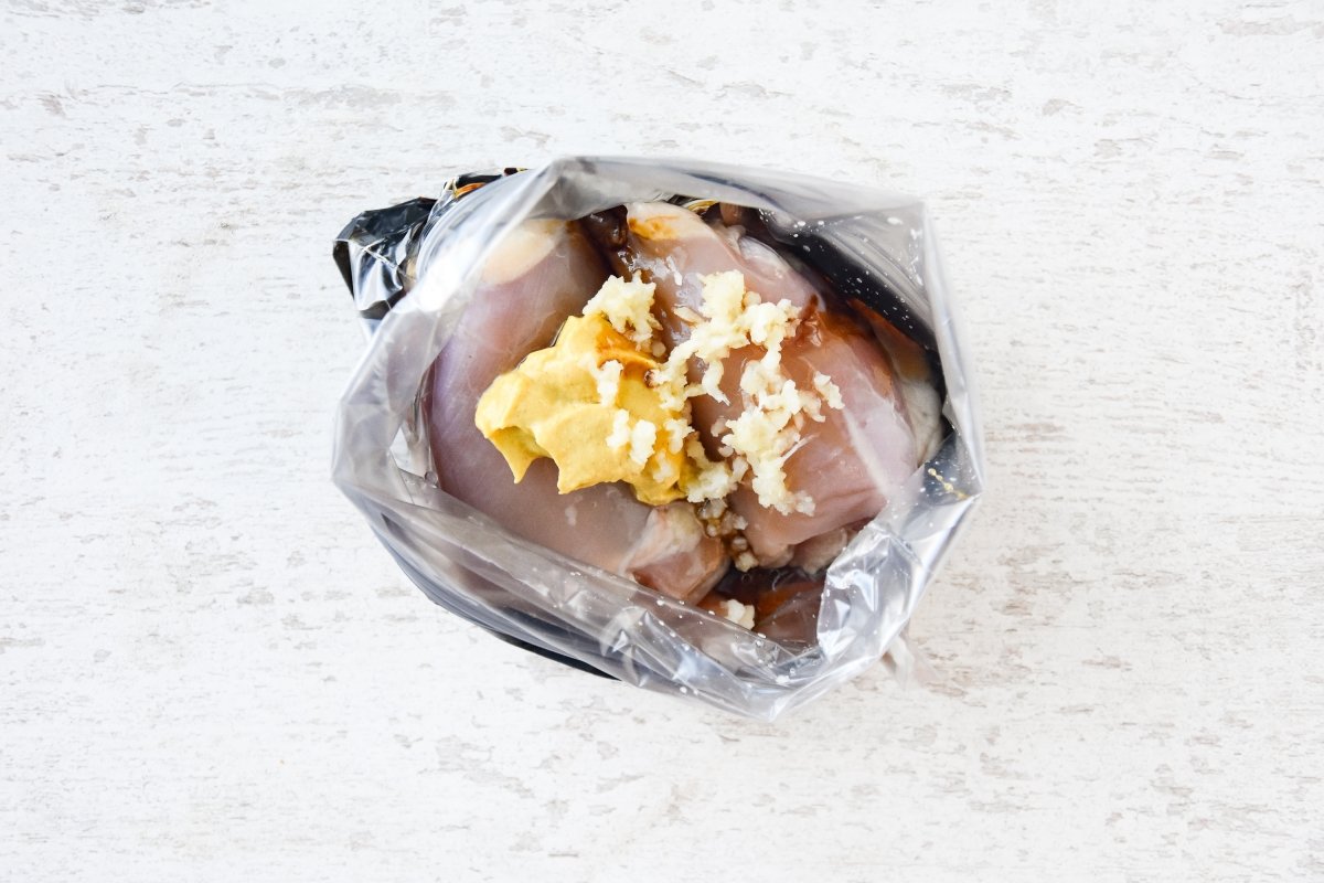 Disponemos los ingredientes para marinar con el pollo en una bolsa