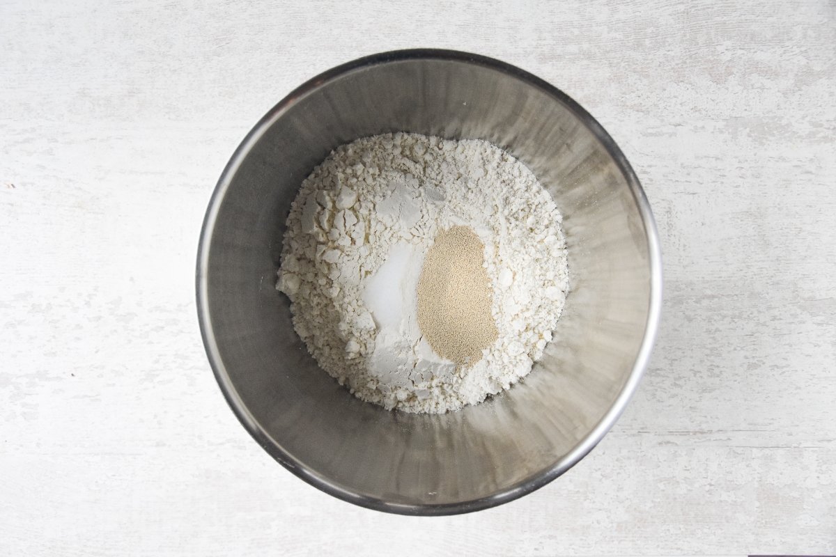 Disponemos los ingredientes secos de la corona de la Almudena en el bol