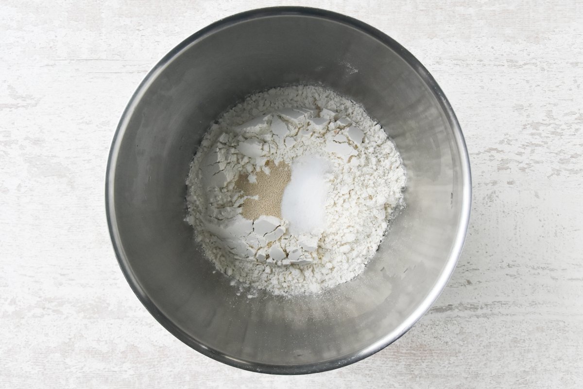 Disponemos los ingredientes secos de los molletes en la amasadora
