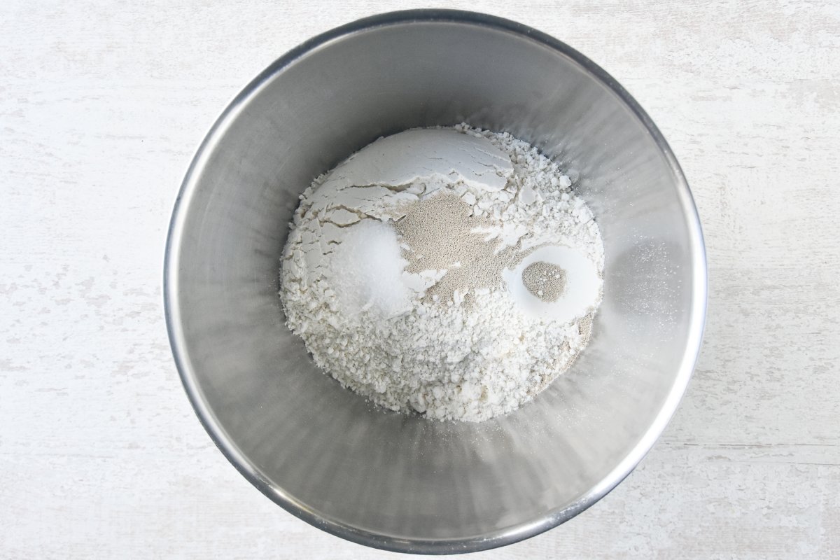 Disponemos los ingredientes secos en el bol de la amasadora