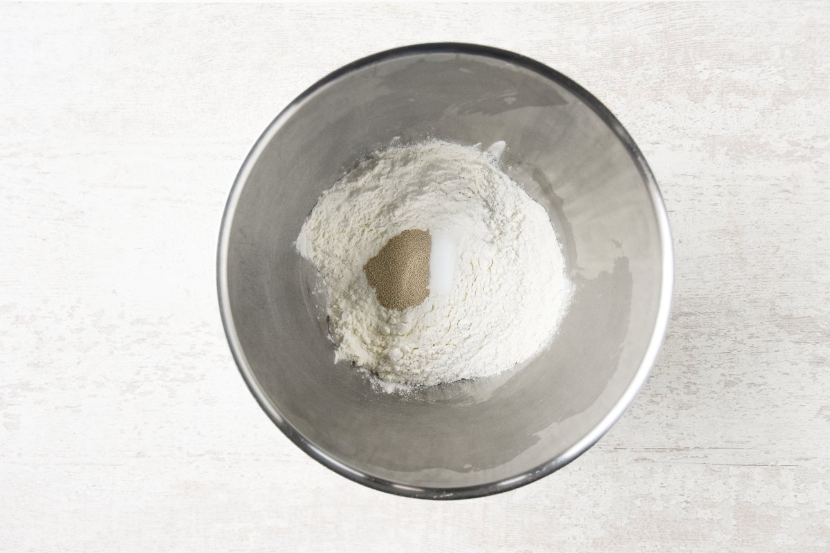 Disponemos los ingredientes secos en el bol para hacer los colines