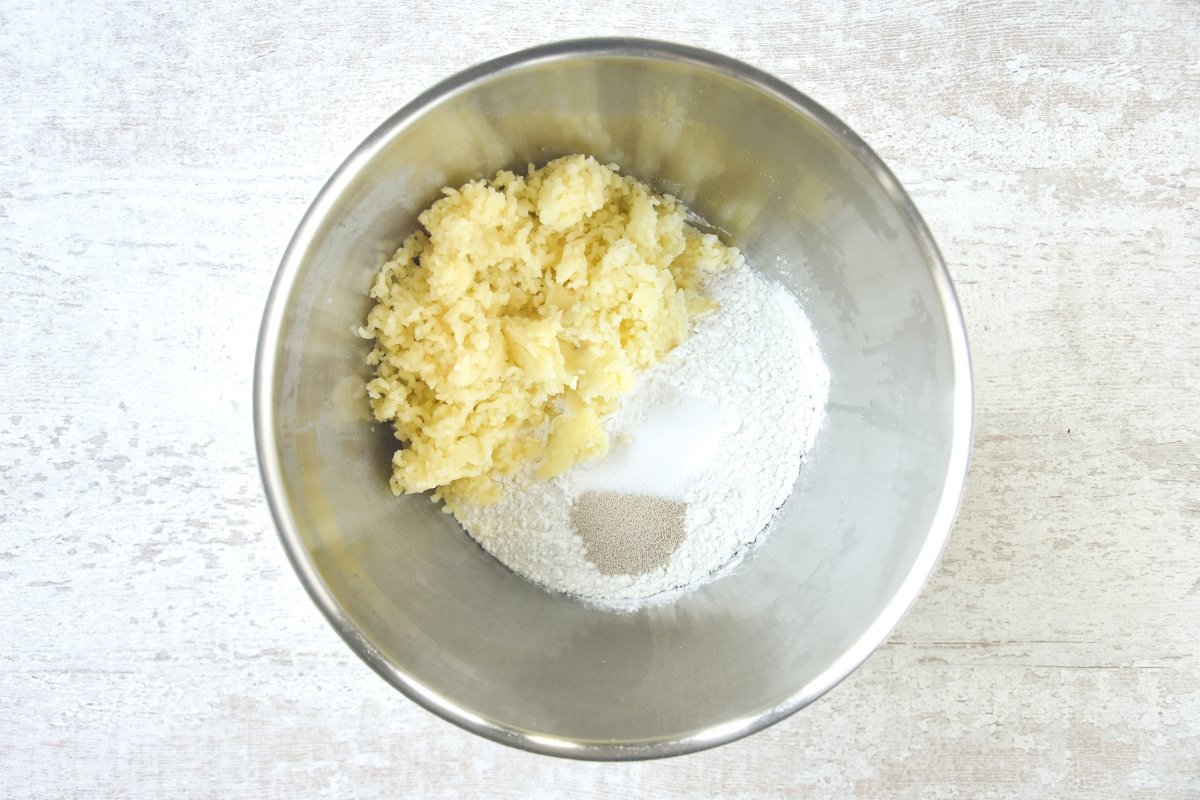 Disponemos los ingredientes secos en el bol para hacer pan de patata