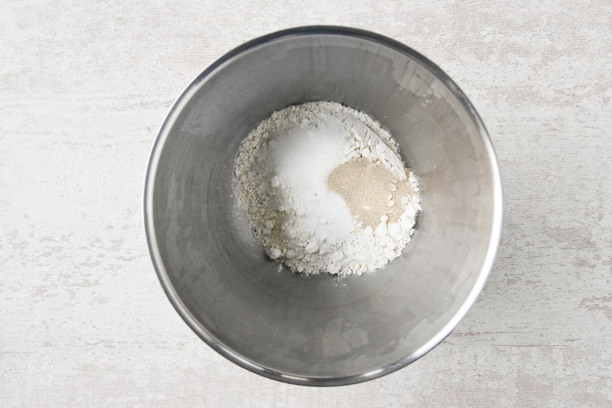 Disponemos los ingredientes secos en el bol para preparar el pan de hot dog