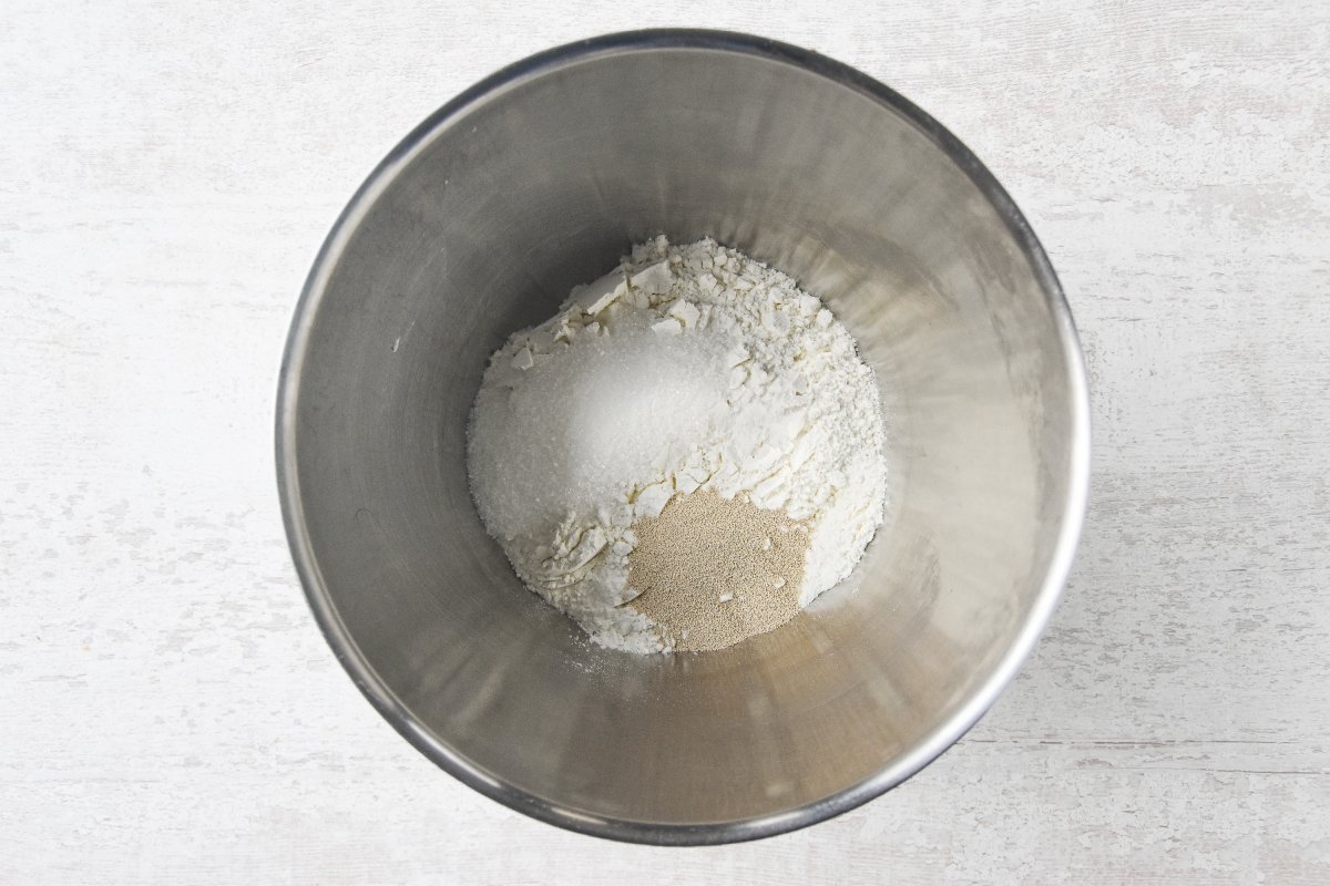 Disponemos los ingredientes secos para preparar los doowaps en el bol de la amasadora