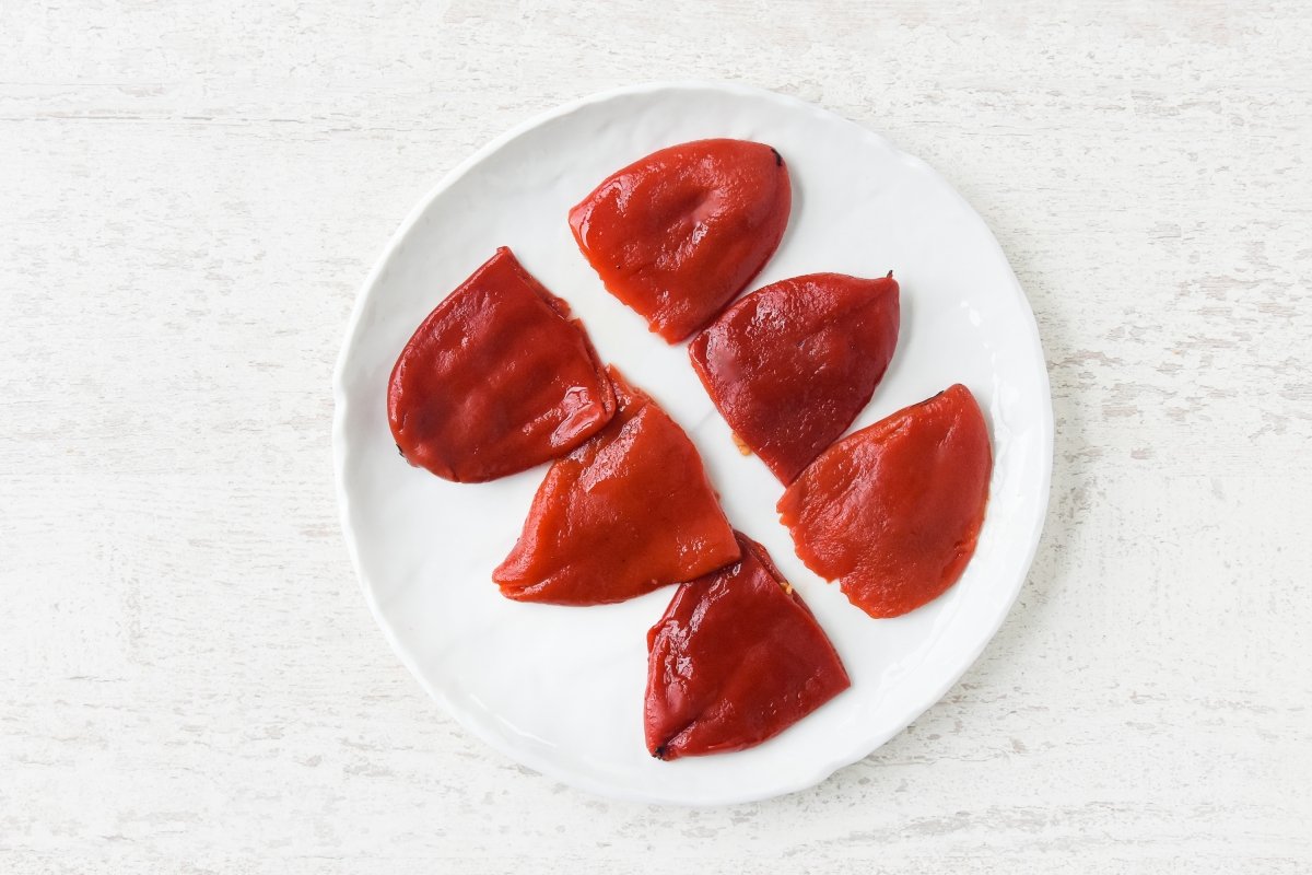 Disponemos los pimientos del piquillo en un plato