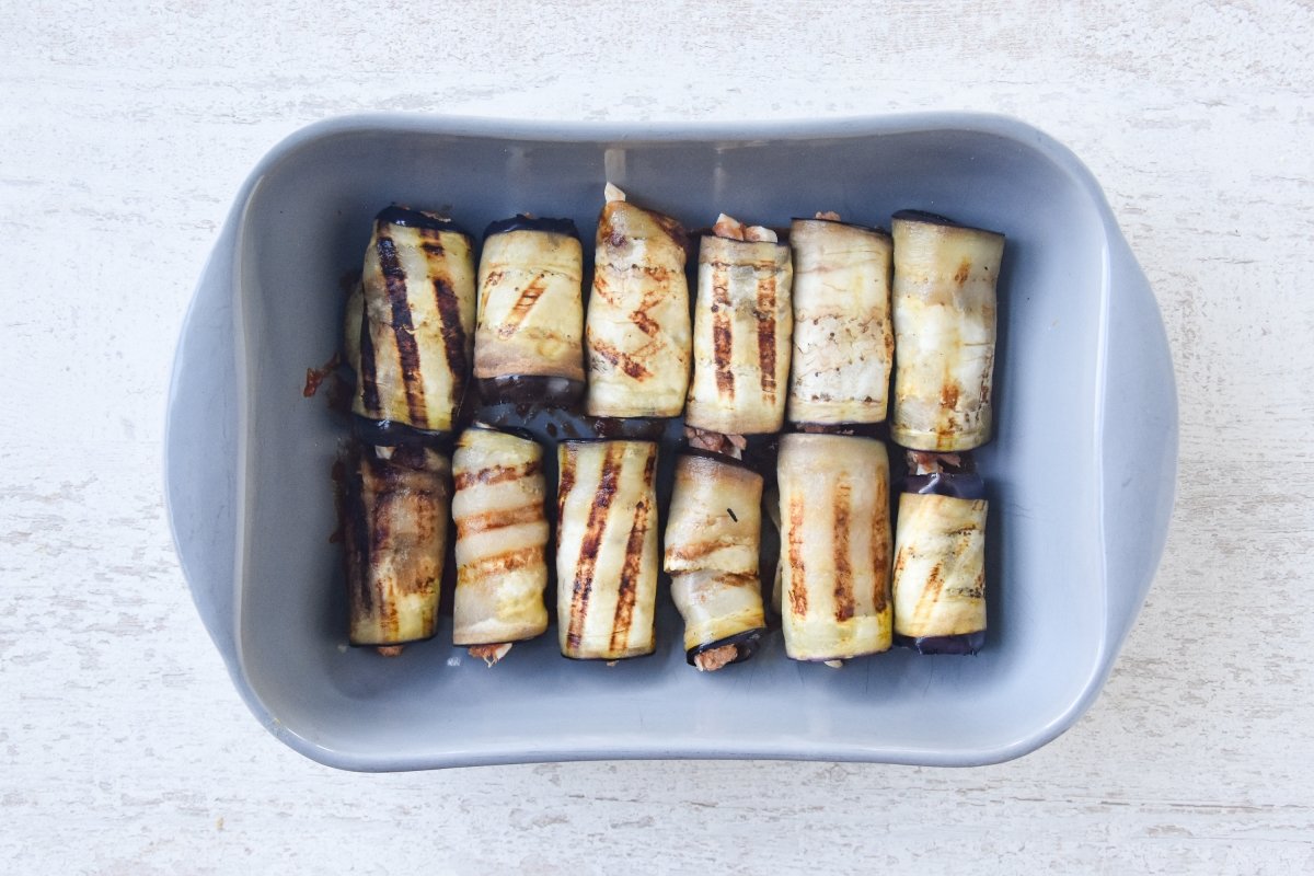 Disponemos los rollitos en la bandeja