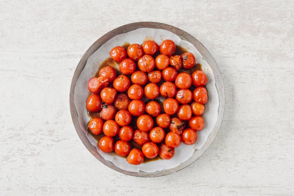 Disponemos los tomates cherry en el molde