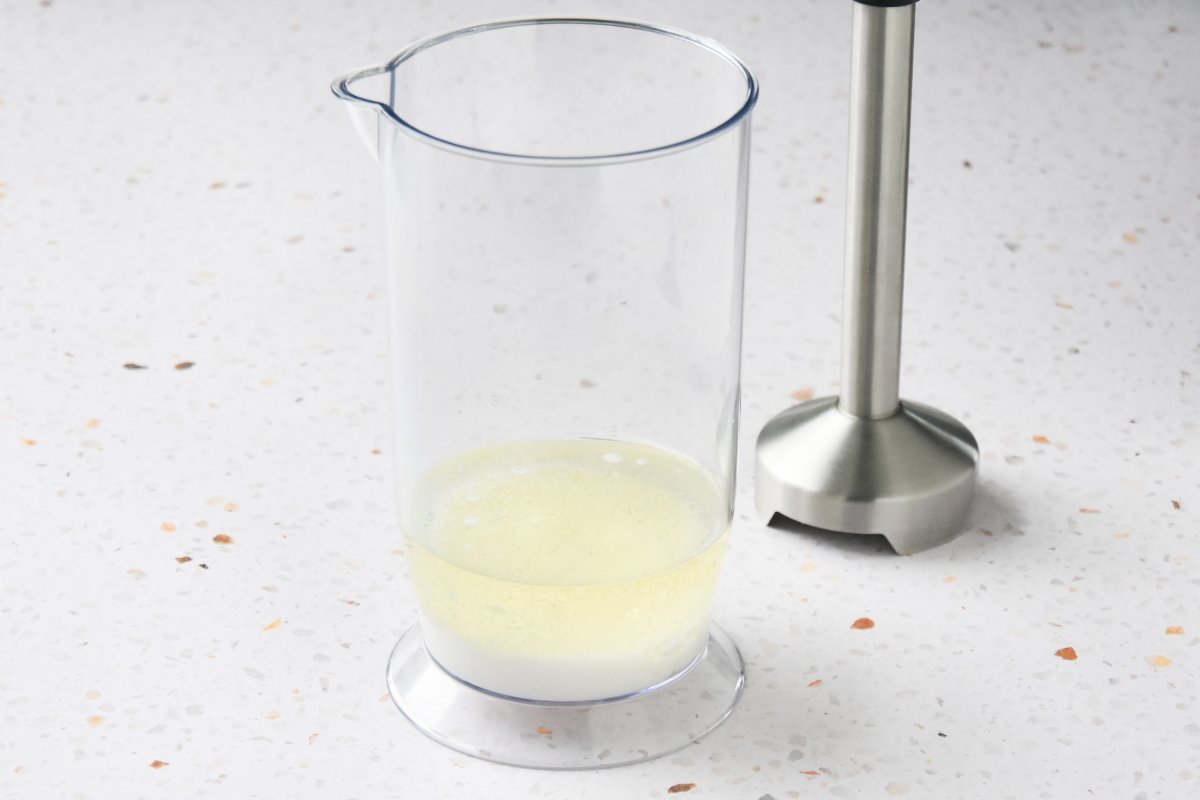 Disponer los ingredientes de la veganesa en el vaso de la batidora