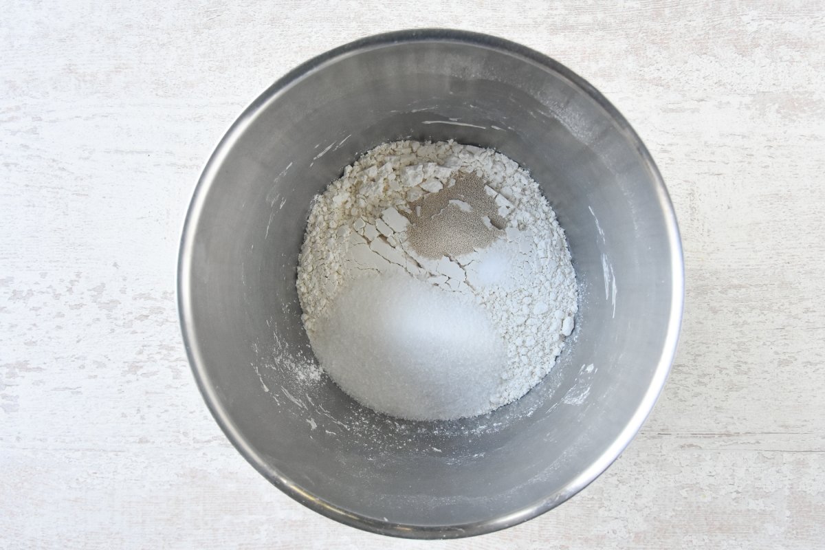 Disponer los ingredientes secos en el bol
