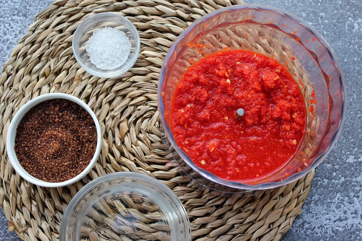 Disposicion de los ingredientes para continuar con la salsa sriracha *