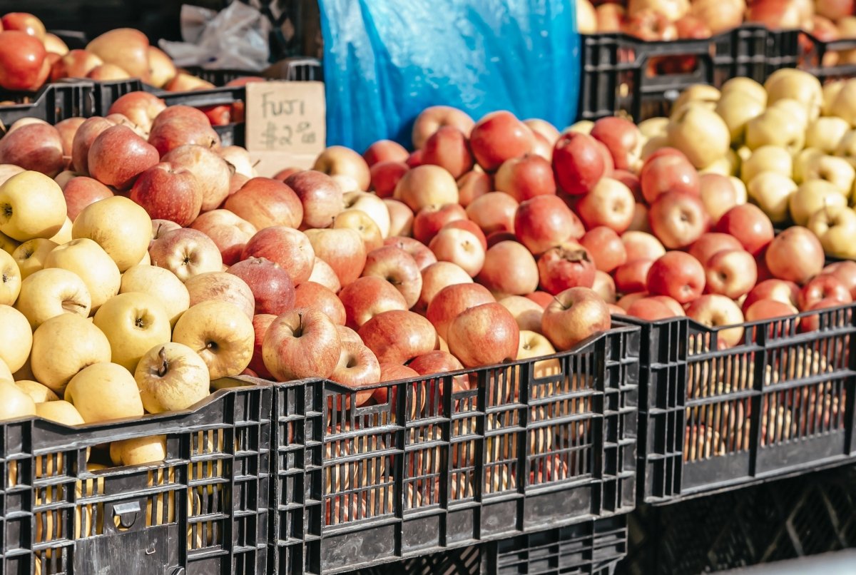 Distintas variedades de manzana en un mercado como al Fuji