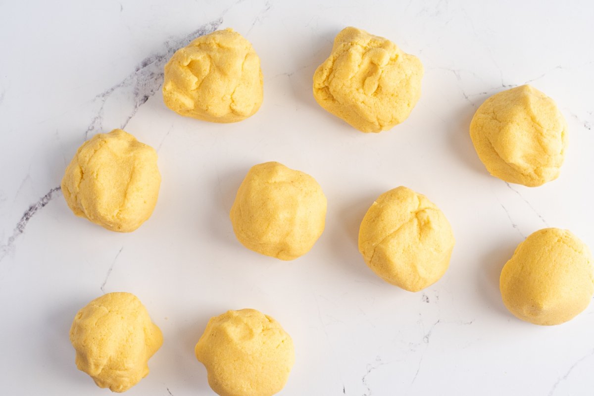 Dividimos la masa de las arepas de huevo