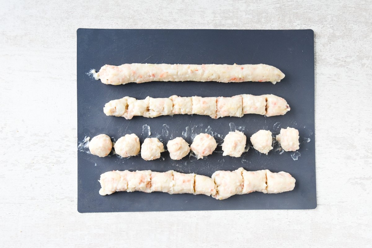 Dividimos la masa de las croquetas de pescado en porciones y boleamos