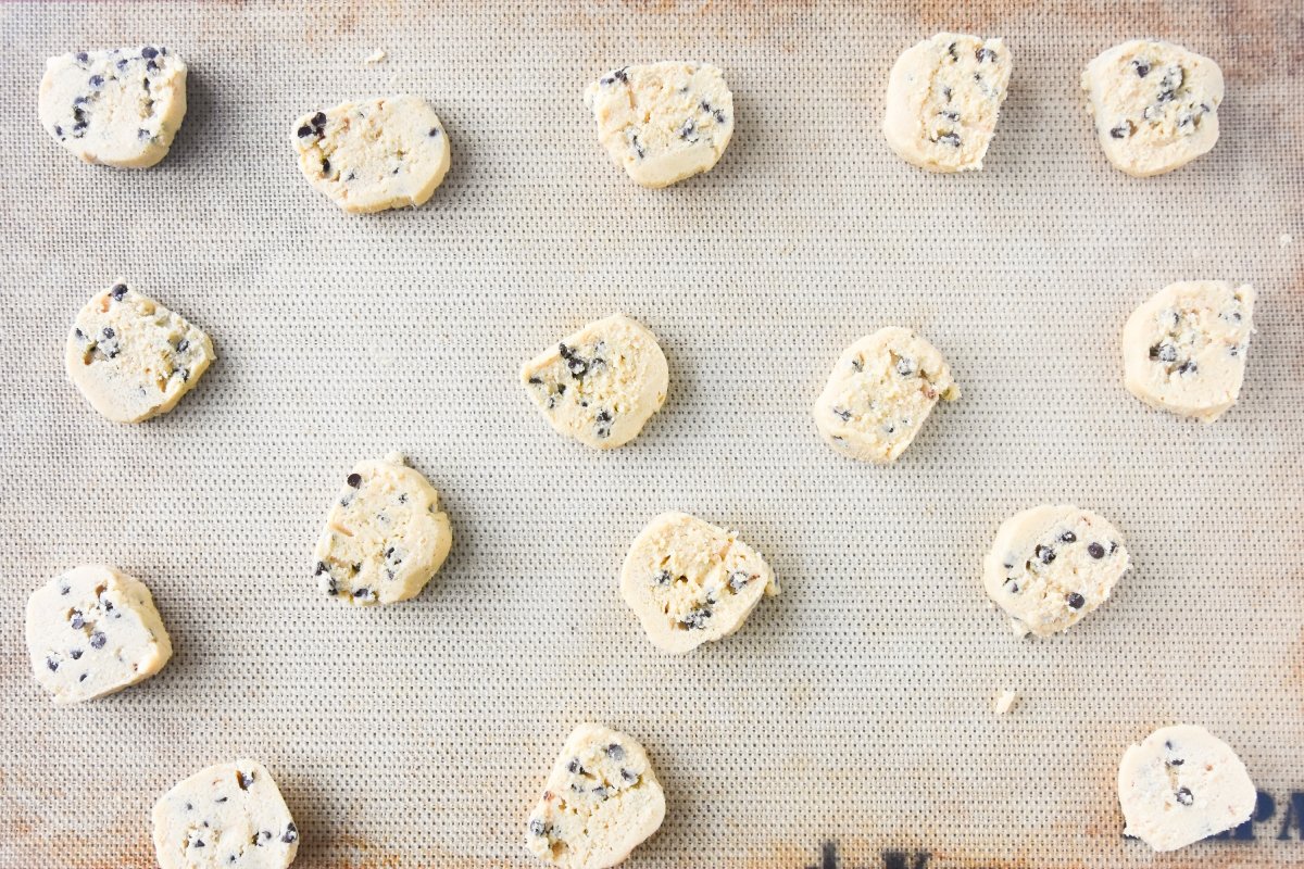 Dividimos la masa en 15 porciones y las disponemos en la bandeja