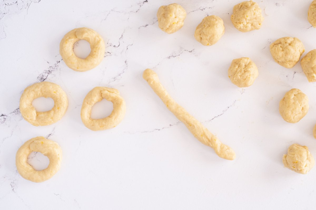 Dividimos y formamos las rosquillas