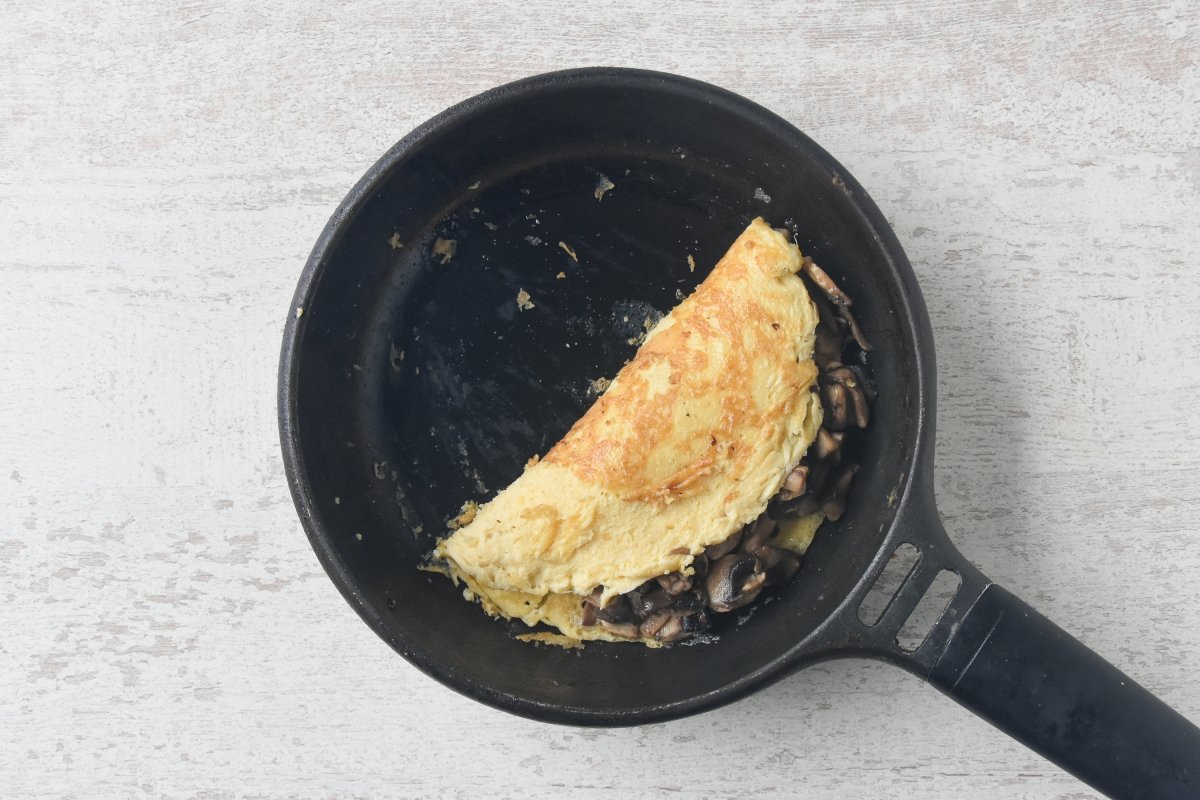 Doblamos la mitad de la tortilla sobre los champiñones