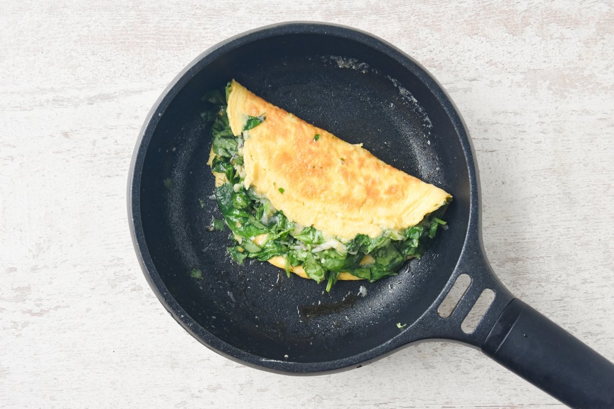 Doblamos la tortilla de espinacas sobre sí misma