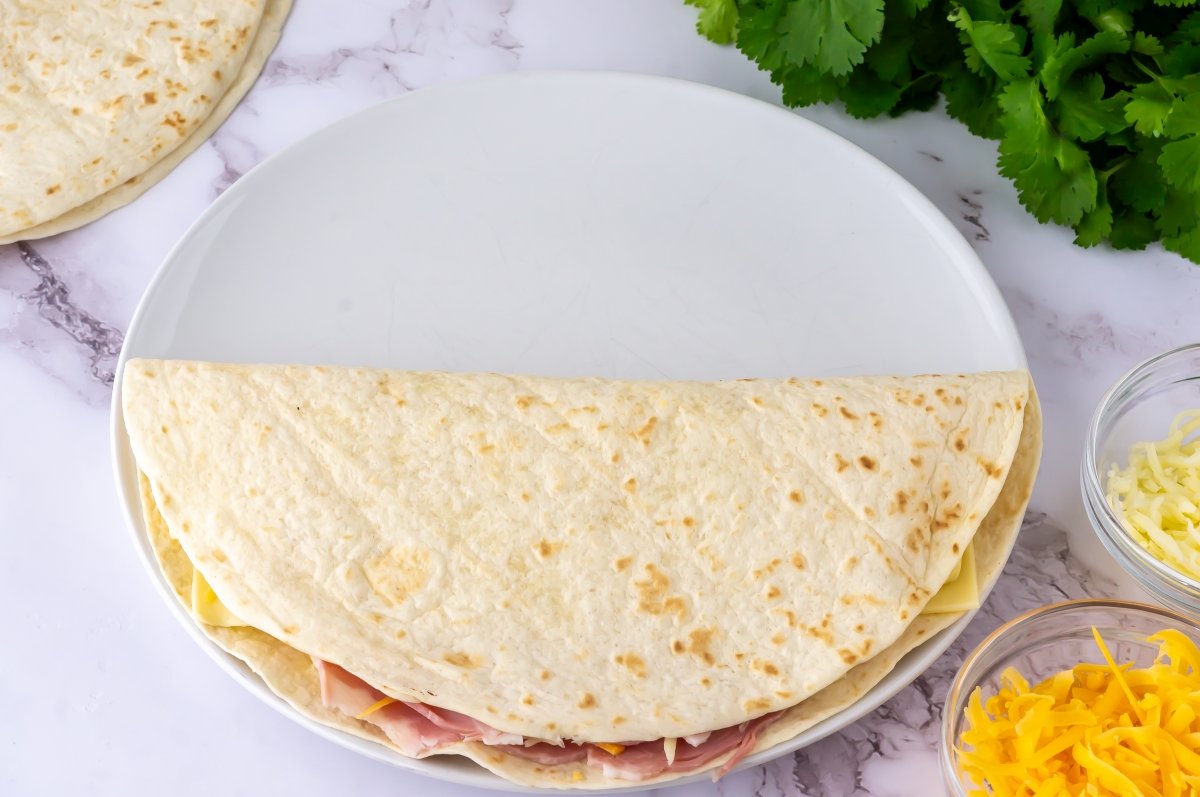 Doblar las quesadillas