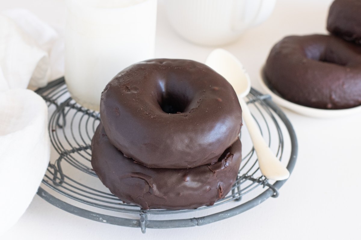 Donuts de chocolate presentados en el plato