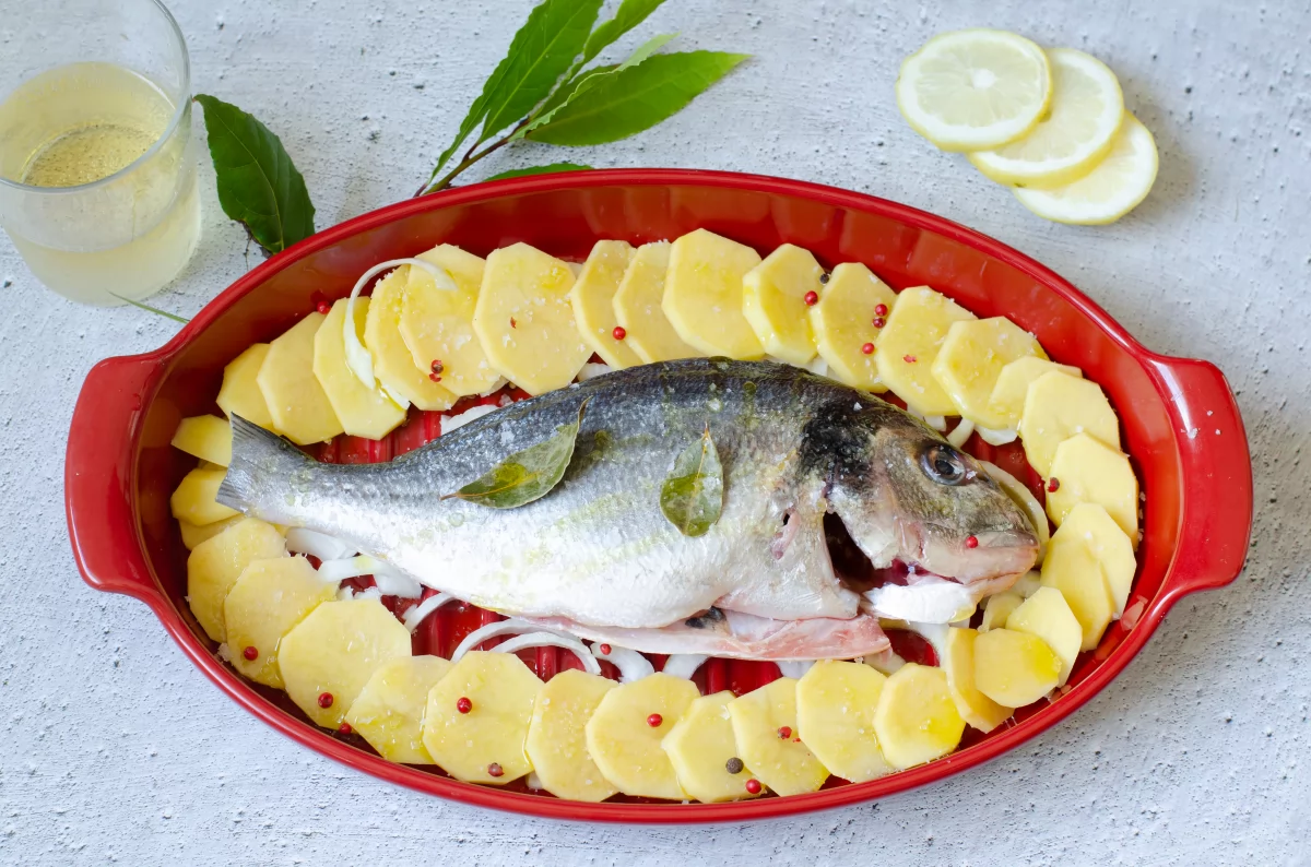 Dorada a la sidra en la fuente del horno