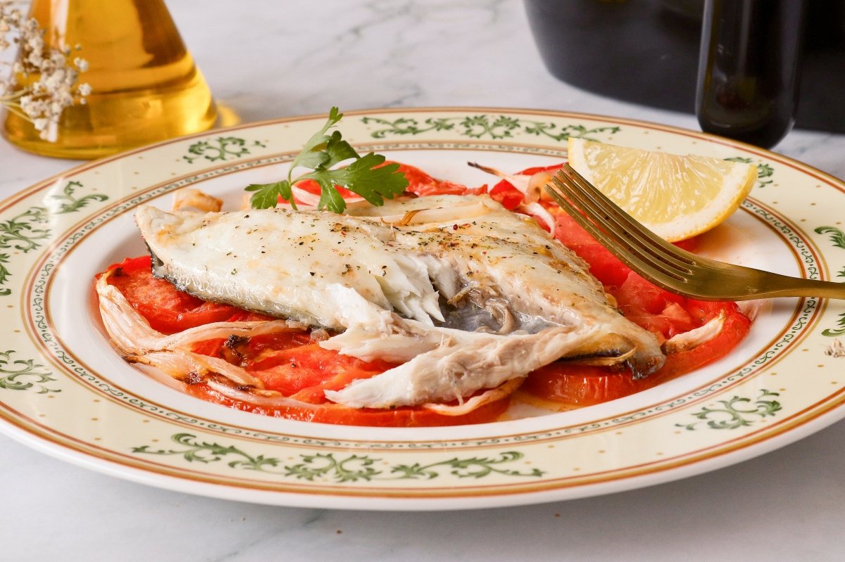 Dorada con tomates y cebolla en freidora de aire