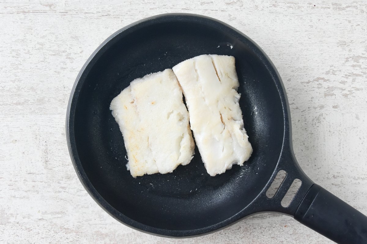 Doramos el bacalao enharinado