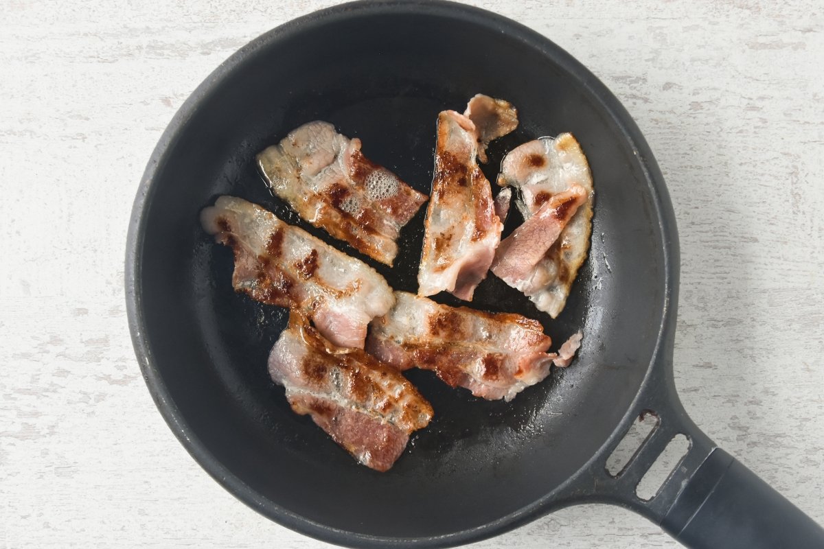 Doramos el bacon en una sartén sin aceite