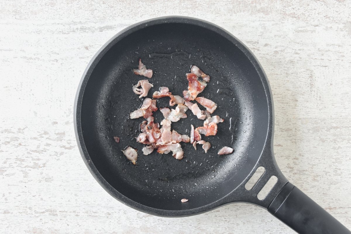 Doramos el bacon para el alambre de pollo