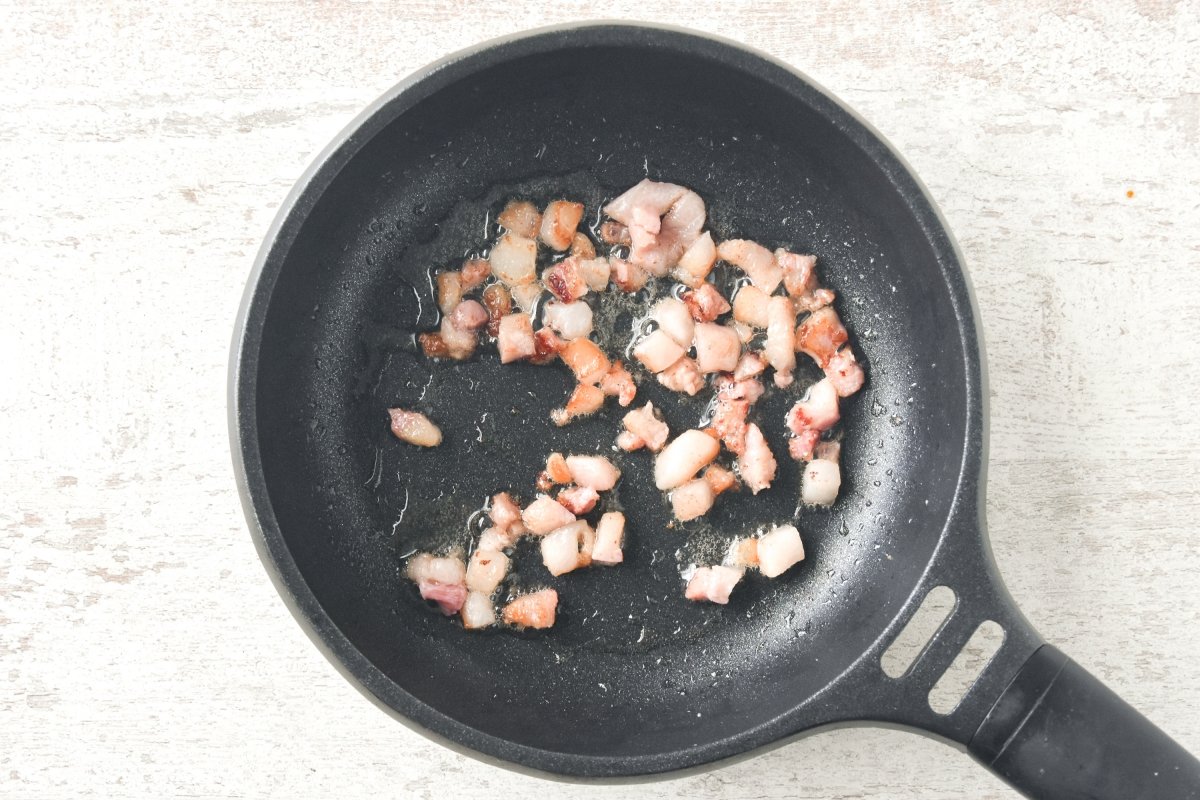 Doramos el bacon para la carbonara