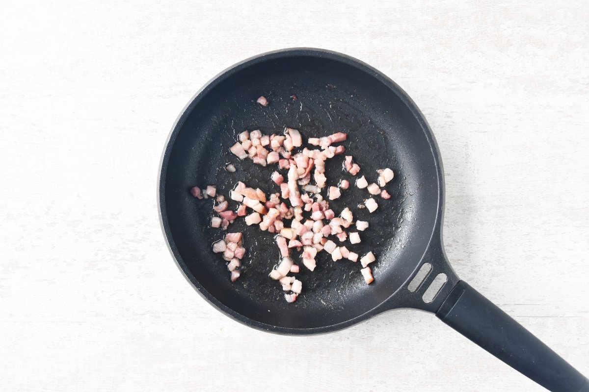 Doramos el bacon sin aceite en una sartén