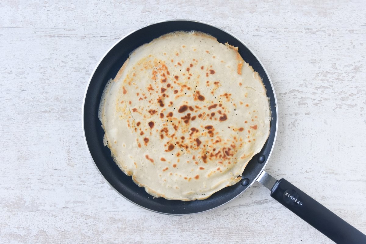 Doramos el crepe por el otro lado