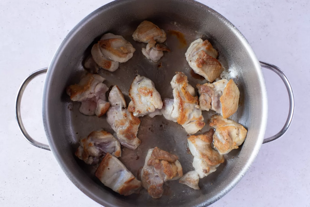 Doramos el pavo para el estofado en una olla *