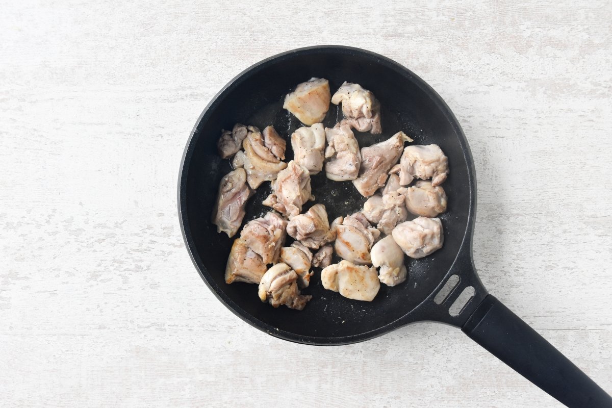 Doramos el pollo en la grasa del bacon