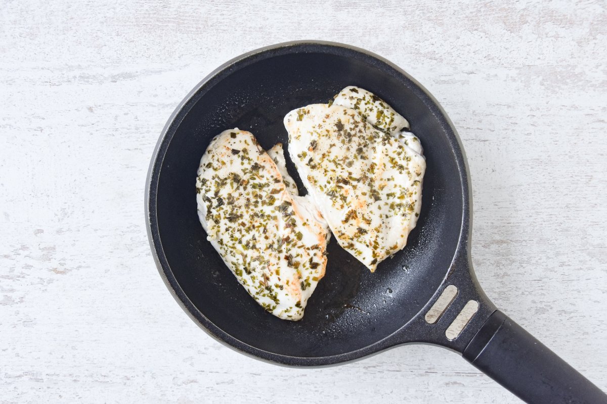 Doramos el pollo en la sartén caliente