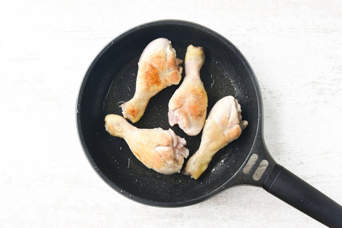Doramos el pollo en una sartén durante 8 minutos