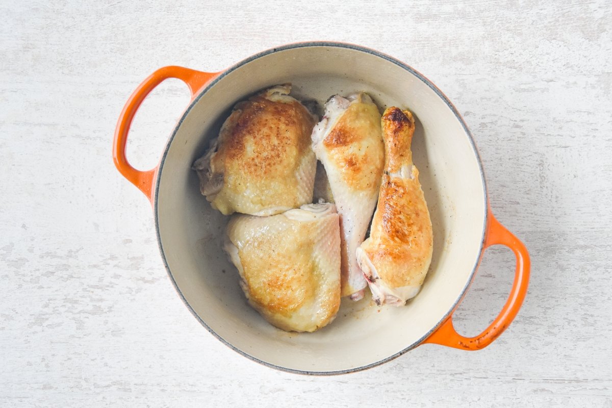 Doramos el pollo salpimentado en la cazuela