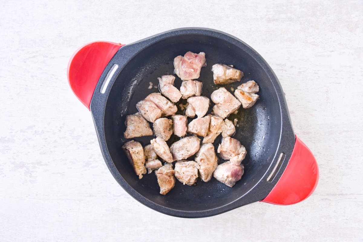 Doramos la carne cortada y salpimentada