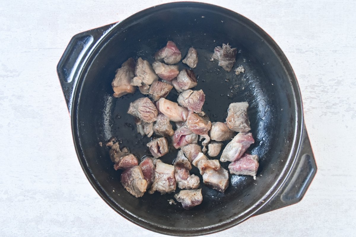Doramos la carne de cordero en la cazuela