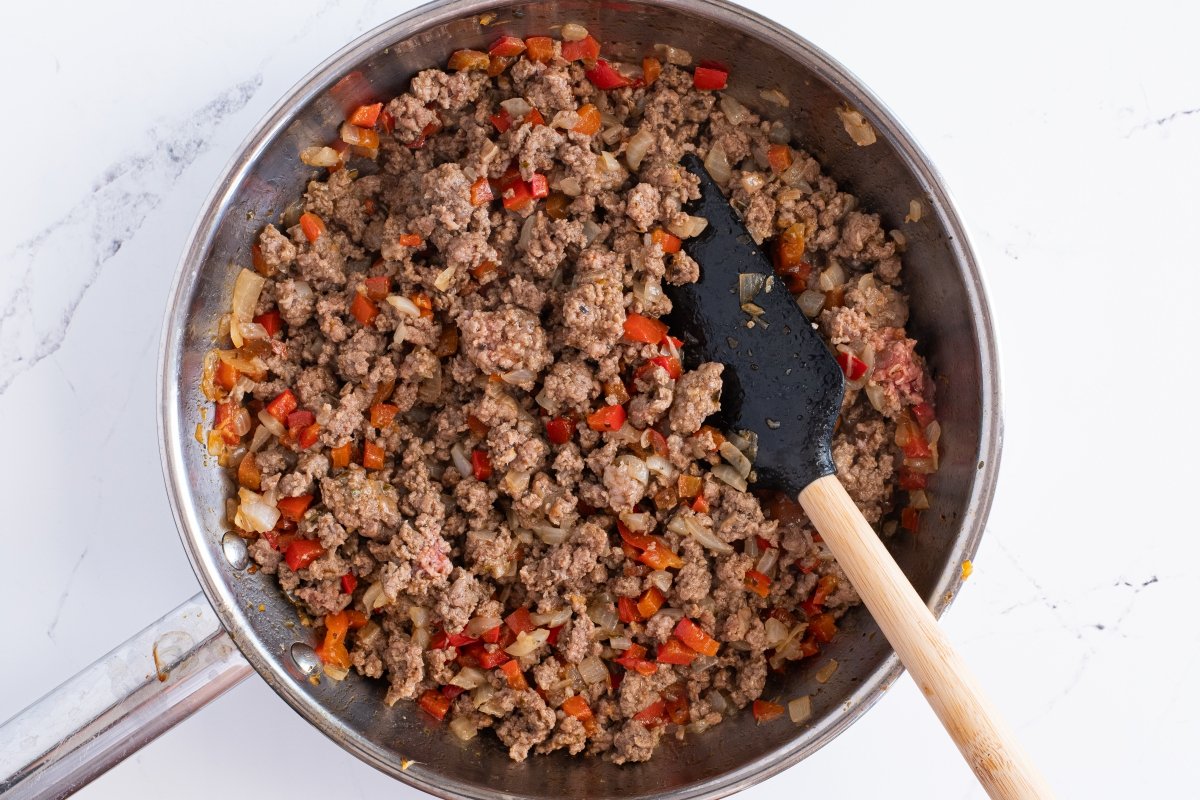 Doramos la carne de la empanada